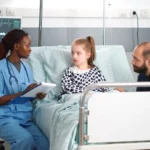 Aerztin am krankenbett eines kindes scaled e1742290755926.webp