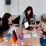 Internationale talents beim teamwork lernen.webp
