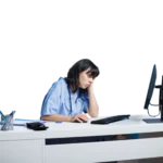 Nachdenkliche pflegerin vor dem pc ausschnitt scaled.webp