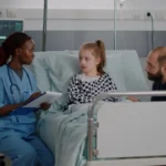 Aerztin am kinderkrankenbett scaled e1742205284649.webp