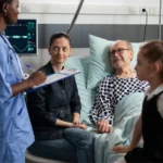 Famillie mit aerztin am krankenbett scaled e1742205335656.webp