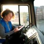 Lkw fahrerin beim schreiben.webp