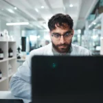 Labormitrabeiter studiert ergebnisse.webp