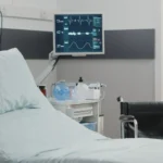 Leeres krankenbett mit ueberwachungsgeraeten scaled e1742207347142.webp