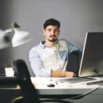 Mann im buero e1742207122647.webp